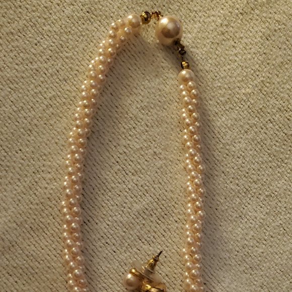 Pale pink twisted small beaded chocker clasp & matching double pierced earrings - Picture 2 of 3